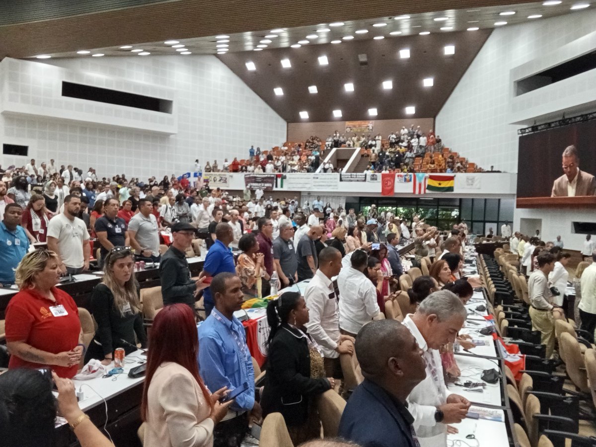 El cierre de lujo de nuestra colmenita en el evento de solidaridad.
#PorCubaJuntosCreamos
<a href="/UlisesGuilarte/">Ulises Guilarte de Nacimiento</a> 
<a href="/JulioAndrsGrac1/">Julio A. García Pérez🇨🇺</a>