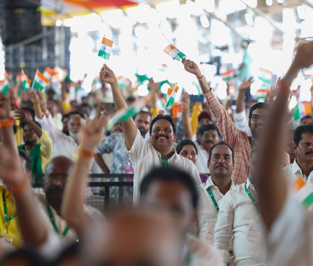 narendramodi's tweet photo. అమరావతి అభివృద్ధిలో నూతన, చారిత్రాత్మక అధ్యాయాన్ని ప్రారంభించిన సందర్భంగా ఆంధ్రప్రదేశ్‌లోని నా సోదర, సోదరీమణుల మధ్య ఉండటం ఆనందంగా ఉంది. 

అమరావతి భవిష్యత్ పట్టణ కేంద్రంగా ఆవిర్భవిస్తుందని, ఇది ఆంధ్రప్రదేశ్ అభివృద్ధి పథాన్ని మెరుగుపరుస్తుందని నేను విశ్వసిస్తున్నాను. 

నాకు మంచి మిత్రుడు, ముఖ్యమంత్రి చంద్రబాబు నాయుడు గారికి అమరావతి పట్ల ఉన్న దార్శనికత మరియు ఆంధ్రప్రదేశ్ ప్రజల సంక్షేమం పట్ల ఆయనకున్న నిబద్ధతను నేను అభినందిస్తున్నాను.

@ncbn