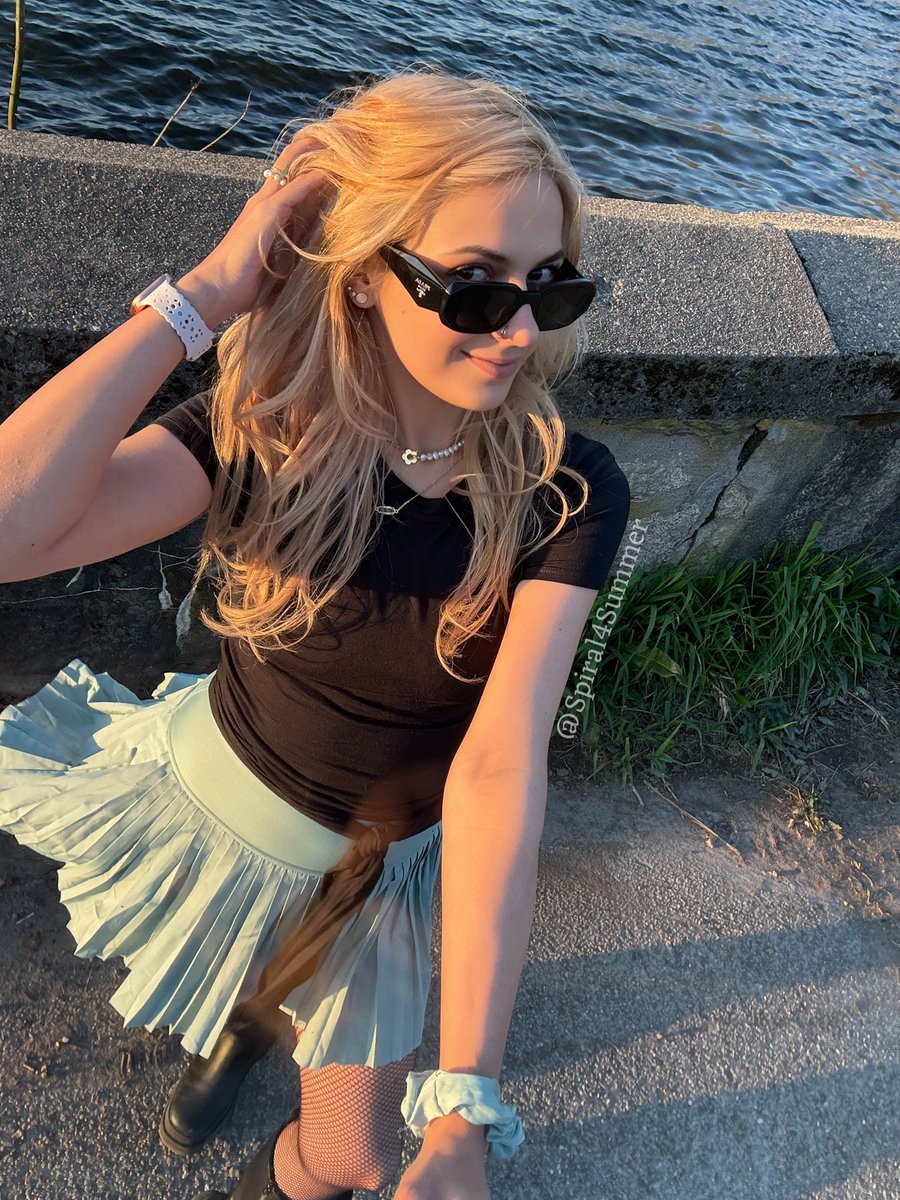 The skirt is a paid actress in this shot 😉