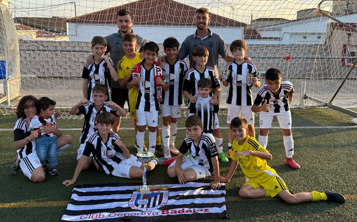 🏆 ¡Nuestro Alevín C se proclamó en el día de ayer campeón de la fase oro del Torneo Makeclub Cup! 👏🏼 ¡Enhorabuena blanquinegros! 🤍🖤