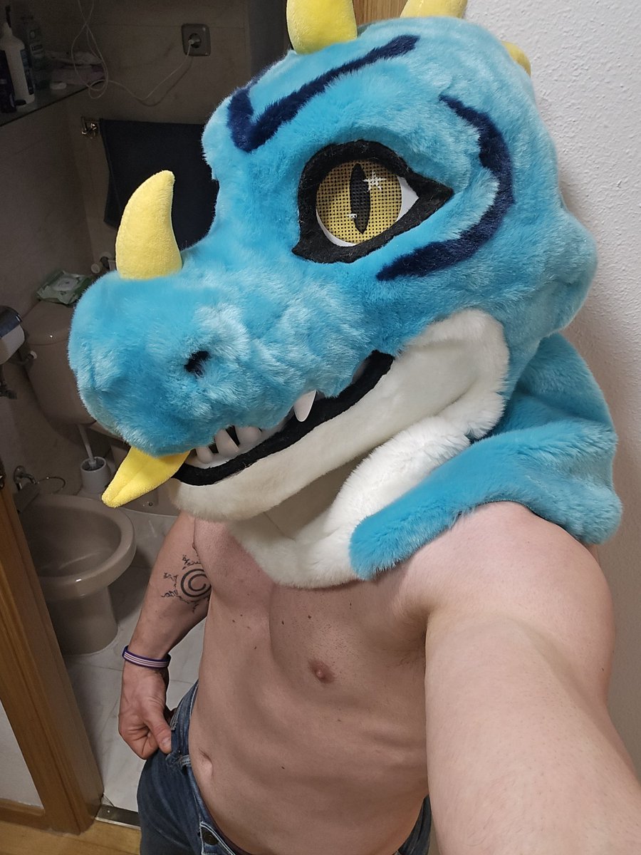 paaaapmon's tweet image. Mandatory #FursuitFriday once in a while. Happy weekend y&apos;all
