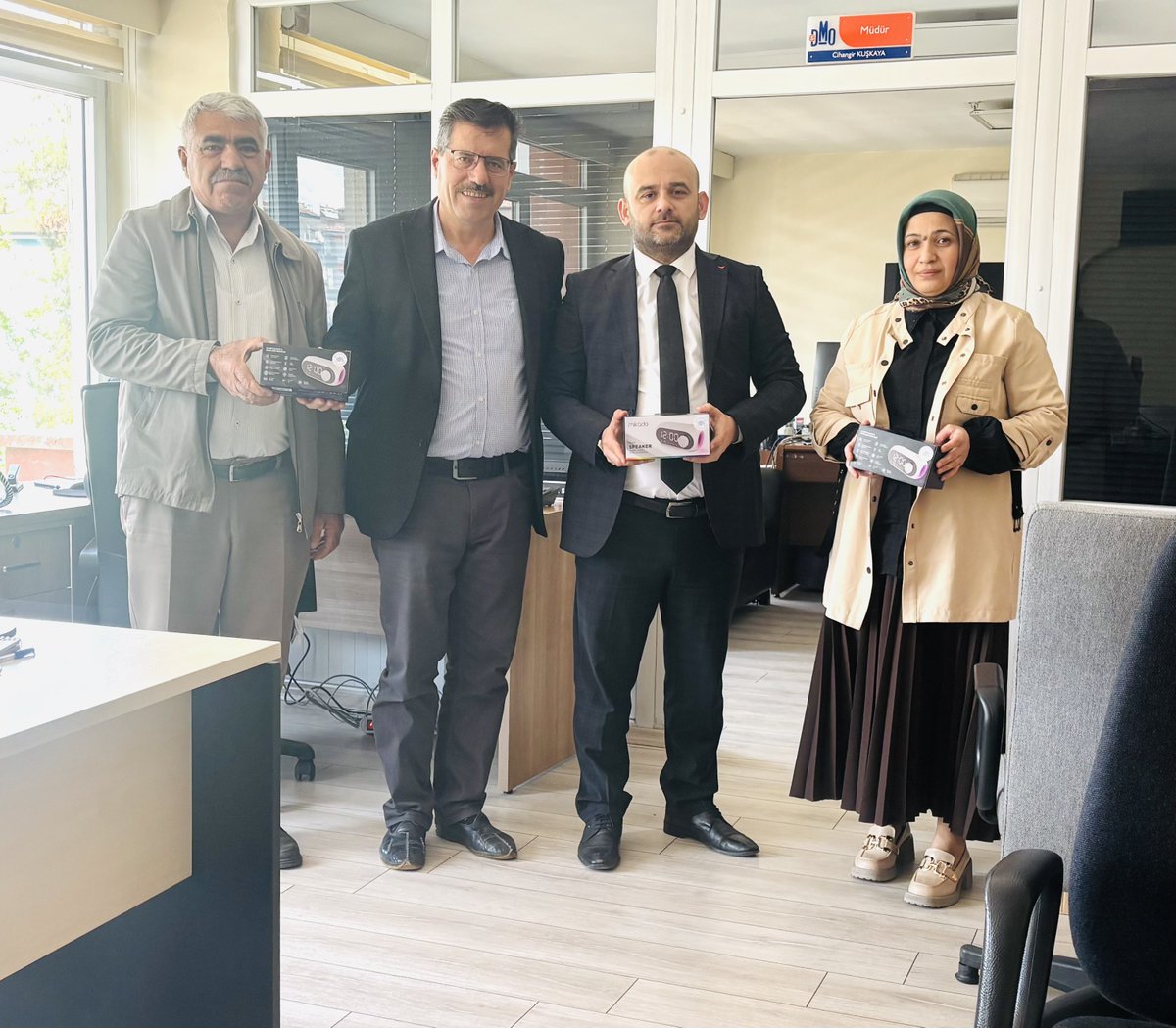 Büro Memur-Sen Gaziantep Şubesi olarak hazırladığımız çok fonksiyonlu Bluetoothlu Hoparlör, Dijital masa saatinin Devlet Malzeme Ofisi Gaziantep Bölge Müdürlüğü’ndeki üyelerimize dağıtımını gerçekleştirdik.

Üyelerimizin teveccühü ve ilgilerinden dolayı teşekkür ederiz.