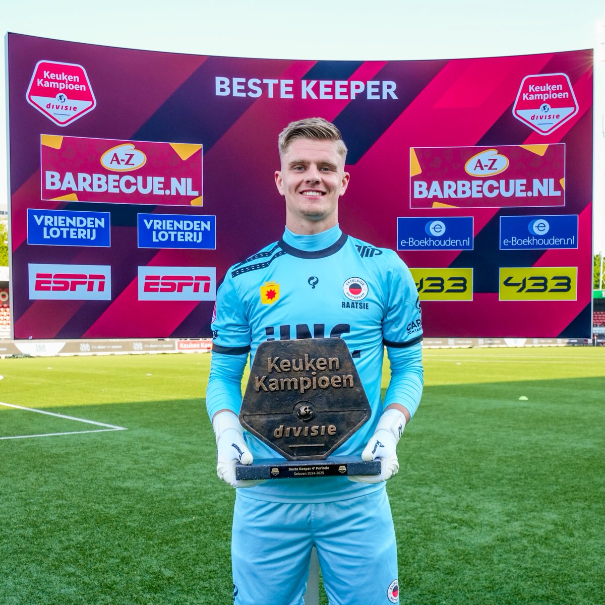 woutfassbender's tweet image. Excelsior valt vandaag in ieder geval individueel in de prijzen. Ruben den Uil (beste trainer), Lance Duijvestijn (beste speler) en Calvin Raatsie (beste doelman) ontvangen een Bronzen Schild voor hun prestaties in de vierde periode #excelsior #excjps #kkd