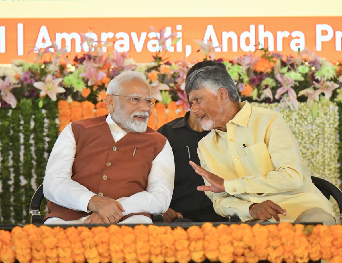 ManagingTrustee's tweet photo. ముఖ్య‌మంత్రి @ncbn గారి నేతృత్వంలో ప్రజా రాజధాని అమరావతి పునఃప్రారంభం ప్ర‌జ‌ల ఆనందోత్సాహాల మ‌ధ్య ఒక పండ‌గ‌లా జ‌రిగింది. గౌర‌వ‌ ప్ర‌ధాన‌మంత్రి @narendramodi గారు అమ‌రావ‌తి ఆరంభ స‌భ‌కు రావ‌డం, స‌హ‌కారం అందిస్తామ‌ని హామీ ఇవ్వ‌డం ప్ర‌జారాజ‌ధానికి కొండంత అండ‌. ఆంధ్ర‌ప్ర‌దేశ్ రాష్ట్ర ఆర్థిక, సామాజిక, సాంస్కృతిక అభివృద్ధికి బలమైన పునాదిగా అమ‌రావ‌తి రాజ‌ధాని నిలుస్తుంది.
#AmaravatiRestart 
#AndhraPradesh