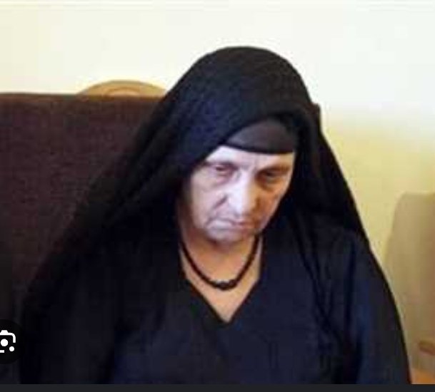 ارفعي راسك يااما
انتي ست الكل مهما حصل
اللي عروكي عرونا واللي هانوكي هانونا
واللي بيحصل النهاردة سببه اللي من زمان حصل
عايز اعتذر مش عارف وماعرفش اقول انا اسف
بس بيقولوا ربنا موجود سامع وشايف وعارف