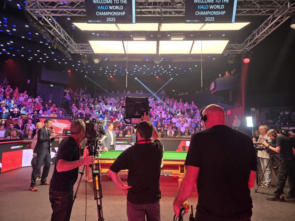 Los Rufino Brothers aquí seguimos, representando a España en el Crucible, para ver la remontada de Ronnie tras la penosa sesión de esta mañana <a href="/ArturoPerezGil/">Arturo Pérez Gil</a> <a href="/martintxo/">Martín Pérez</a> <a href="/sergiomguti/">Sergio M. Gutiérrez</a>