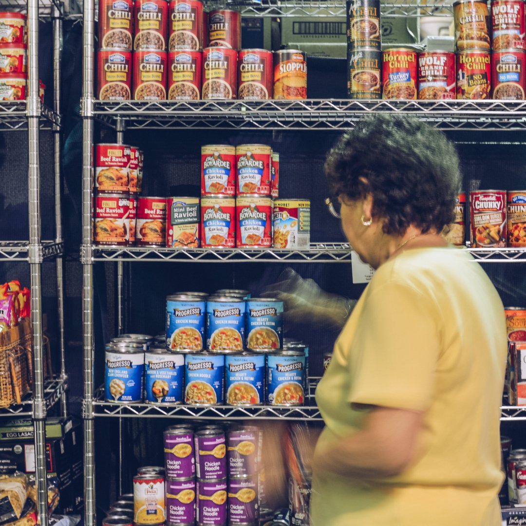 caritasofaustin's tweet image. Serving up smiles and wholesome meals! At our community kitchen, every plate is filled with nutritious goodness and every helping hand makes a difference. Come volunteer and be a part of making a difference! 🍴🩵

Volunteer here: caritasofaustin.org/get-involved/v…

#CaritasAustin