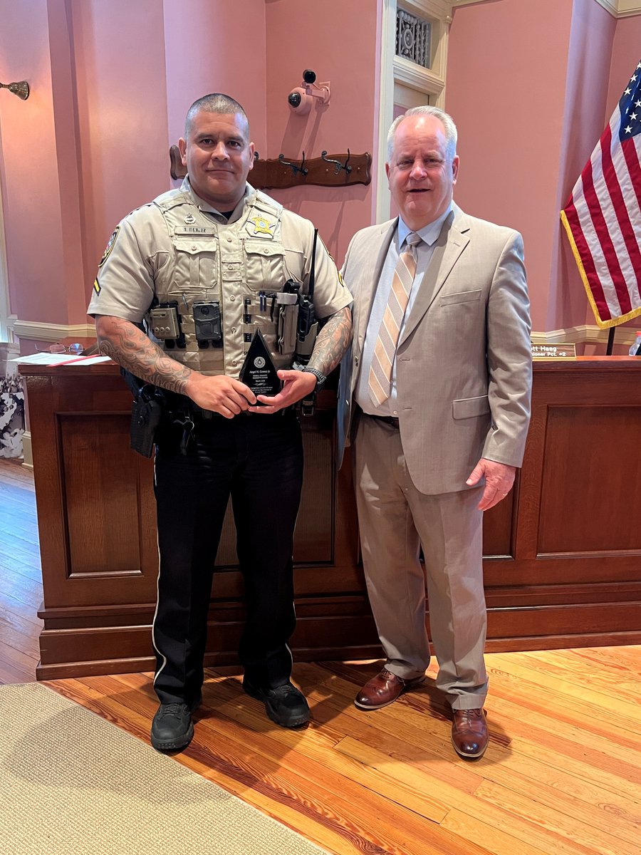 ComalCountyTX's tweet image. 👏 Please join us in congratulating Angel Gomez Jr. on 10 years of dedicated service with the Comal County Sheriff’s Office!
🚓Thank you, Angel, for your commitment to serving and protecting our community. 🛡️ #ComalCounty  #SheriffsOffice