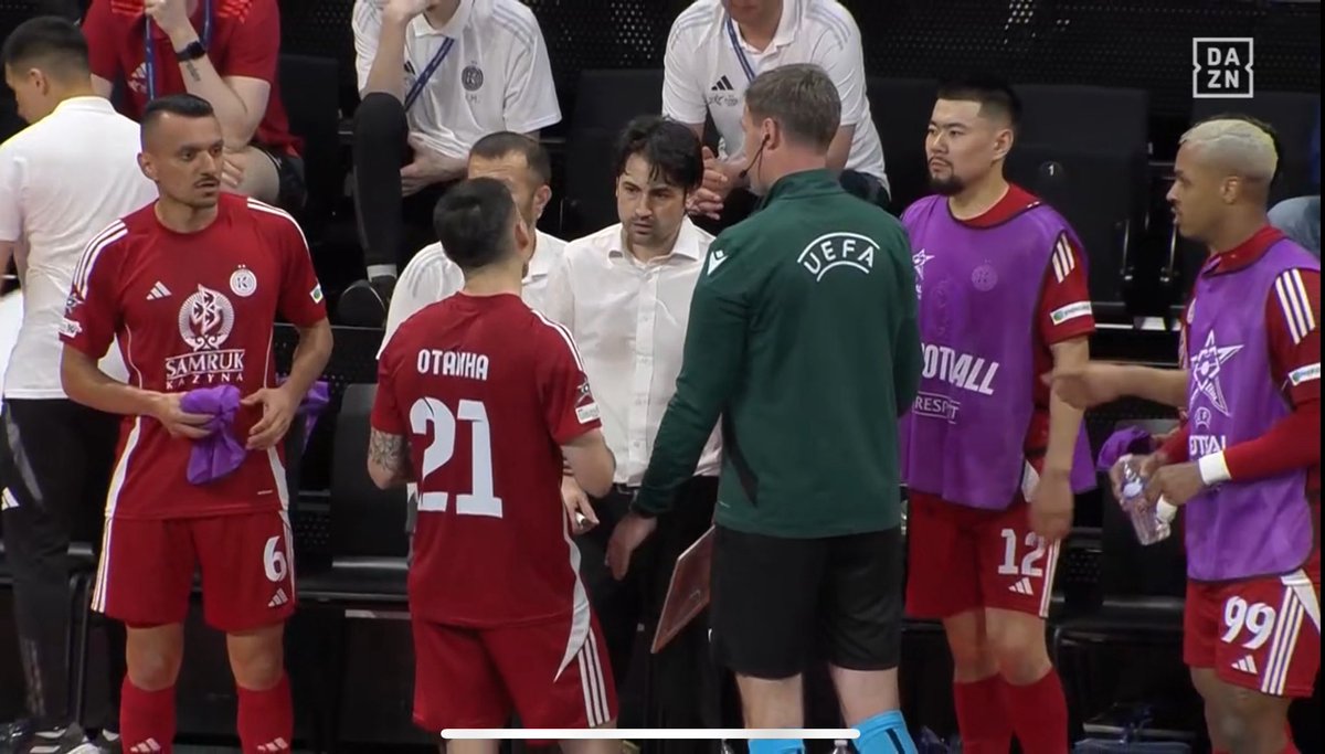 SEMIFINALES de la Champions de fútbol sala #UefaFutsalCup. En los petos de los jugadores, la #Uefa coloca el hastag #football en vez de #futsal. 

No cabe una vejación más.