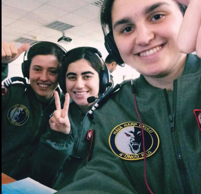 İzinsiz tuvalete dahi gidemeyen öğrencilere darbeci (!) diyorlar. Hukuk tanımıyorsunuz, kuldan utanmıyorsunuz bari Allah'tan korkun!

Öğrencilere MüebbetveHücre ‼️