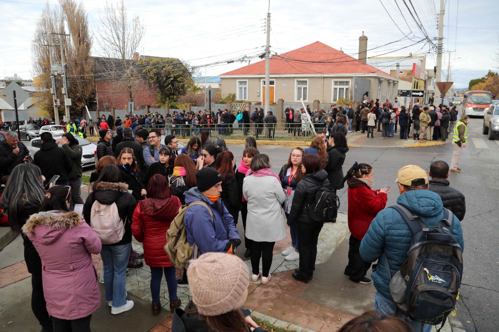 Así salieron los vecinos a las calles tras el fuerte sismo registrado en Chile. Foto: CNN   
