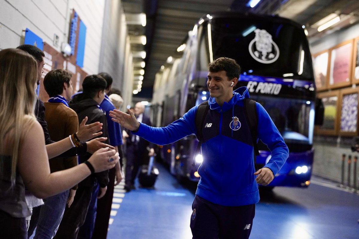 Os nossos jogadores foram recebidos por alunos do FC Porto Sciences Institute - Escuela Universitaria Real Madrid, que estão a realizar uma experiência Match Day no Estádio do Dragão 🔵⚪️

#FCPMFC