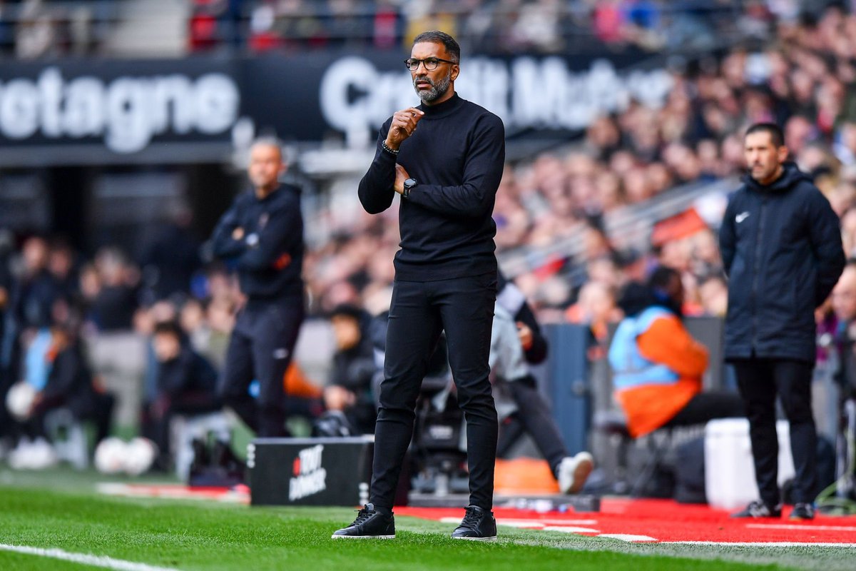 LaZoneFootball's tweet photo. ⚫️ 𝗛𝗔𝗕𝗜𝗕 𝗕𝗘𝗬𝗘 𝗣𝗥𝗢𝗟𝗢𝗡𝗚𝗘 𝗔𝗨 𝗦𝗧𝗔𝗗𝗘 𝗥𝗘𝗡𝗡𝗔𝗜𝗦 ! ✍🏽

Le coach breton reste en poste jusqu’en 2026 grâce à une clause automatique liée au maintien en Ligue 1.
« Oui, c’est officiel », a-t-il confirmé ce vendredi en conférence de presse. https://t.co/Nm9qNEAiQQ