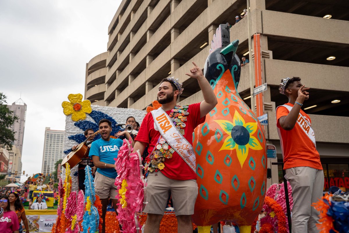 UTSA's tweet image. Thank you for cheering on us, throwing your birds up, shouting UT-SA, and showing your Roadrunner spirit, San Antonio. Battle of Flowers was a blast! 🧡💙

#UTSA #FiestaSA