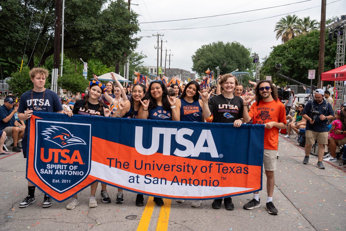 UTSA's tweet image. Thank you for cheering on us, throwing your birds up, shouting UT-SA, and showing your Roadrunner spirit, San Antonio. Battle of Flowers was a blast! 🧡💙

#UTSA #FiestaSA