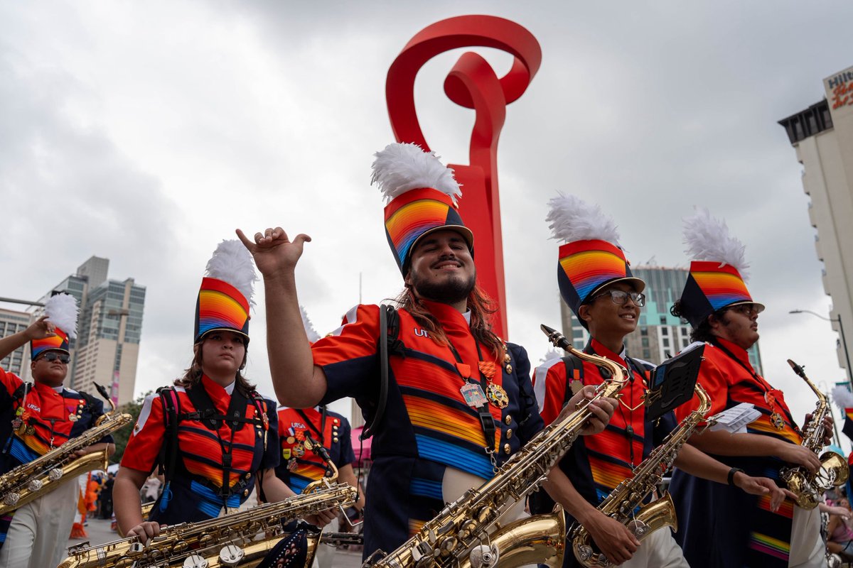 UTSA's tweet image. Thank you for cheering on us, throwing your birds up, shouting UT-SA, and showing your Roadrunner spirit, San Antonio. Battle of Flowers was a blast! 🧡💙

#UTSA #FiestaSA