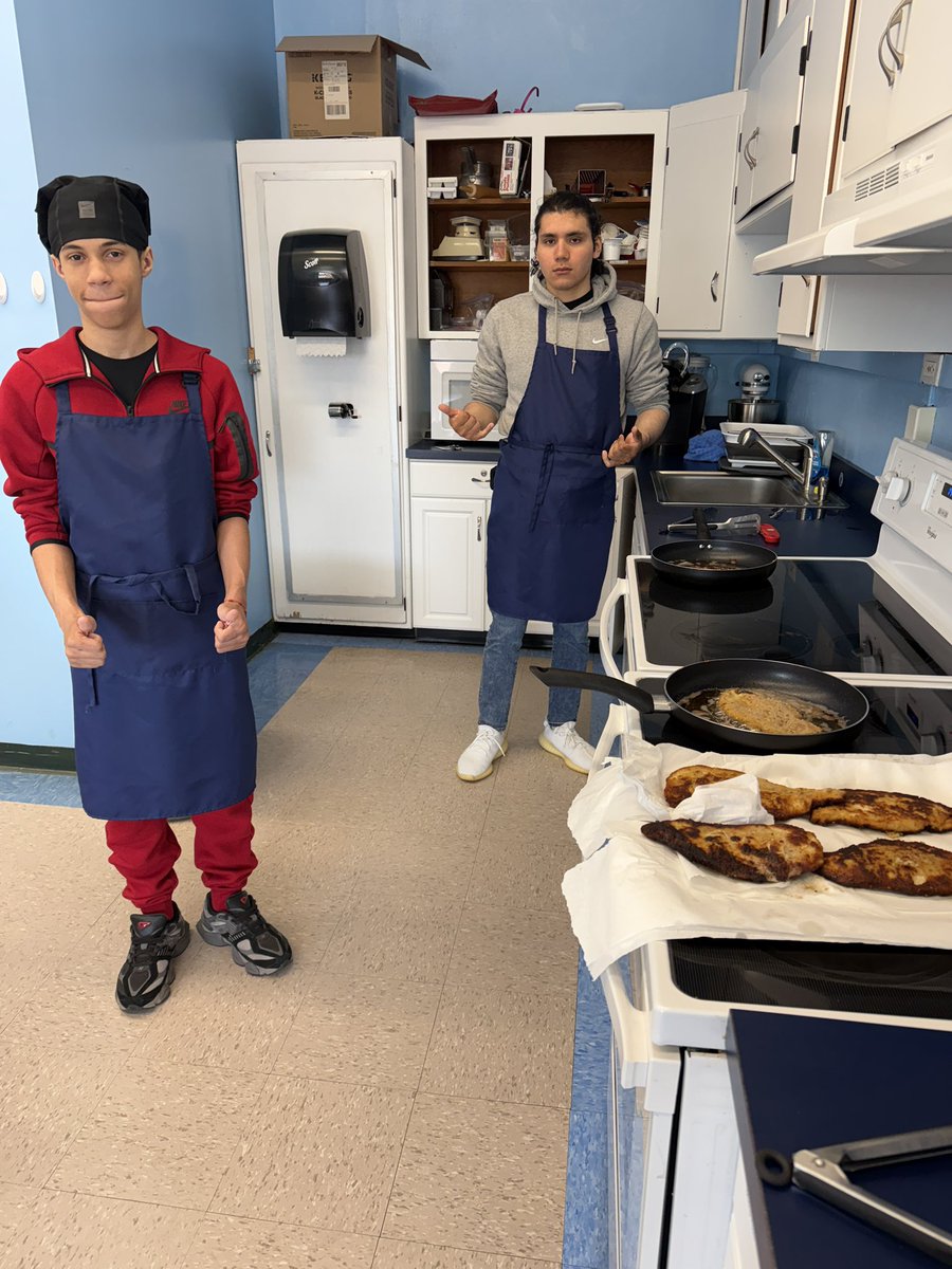 Busy day in #OHSFACS first apple tarts in #OHSBakeshop then chicken cutlets in #OHSCastleton Independent Living. Love my job so much 😍