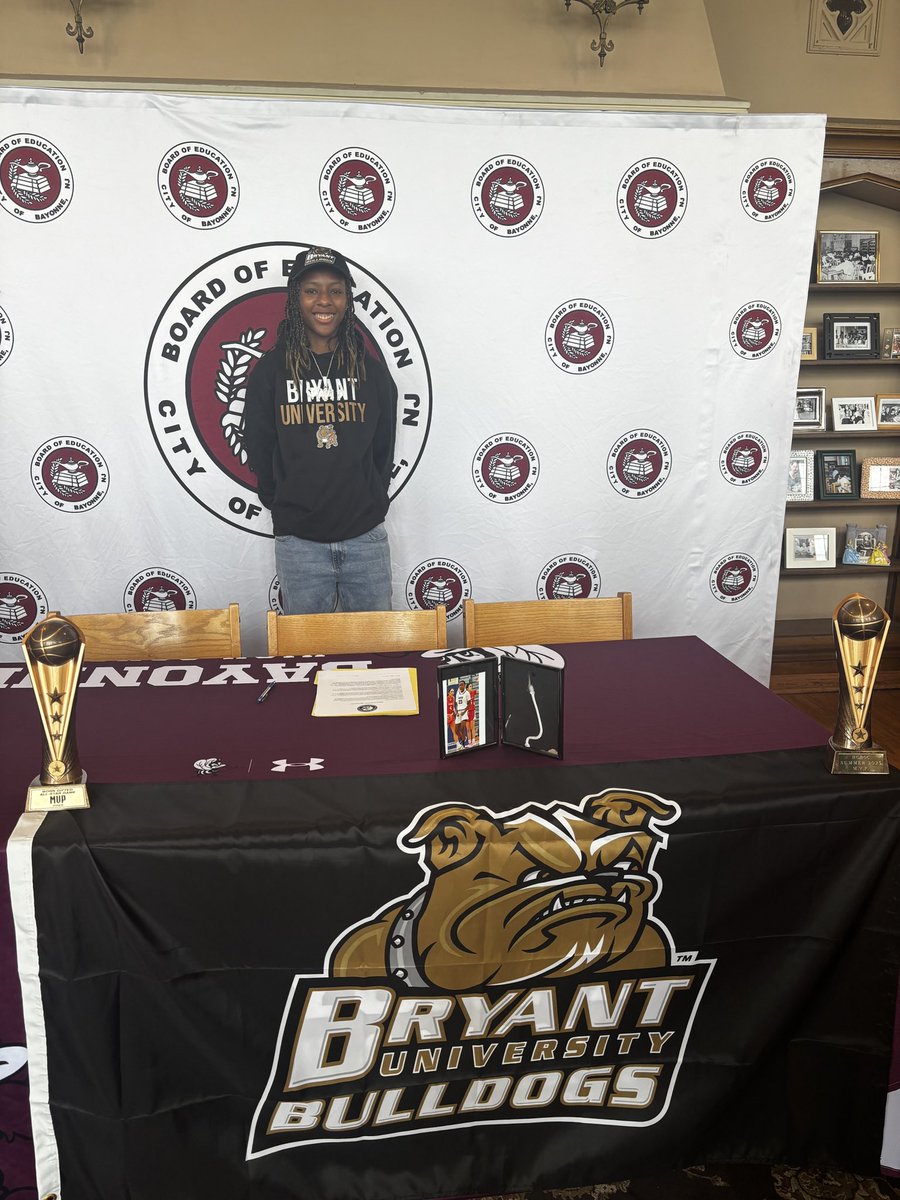 Officially Signed🐶🖤💛‼️
#bryantuniversity #dawgsgottaeeatt