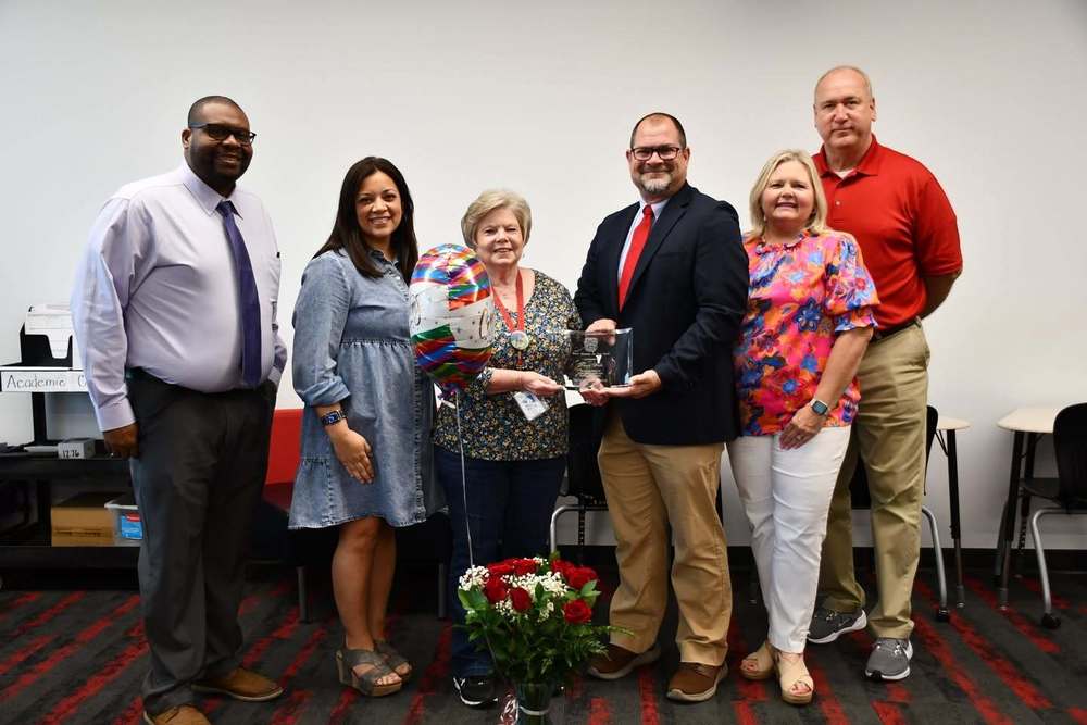 The Decatur High School Staff of the Year dcs.edu/o/dhs/article/…