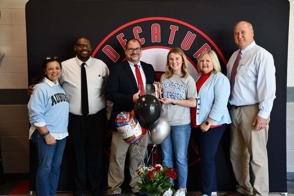 The Decatur High School New Teacher of the Year! dcs.edu/o/dhs/article/…