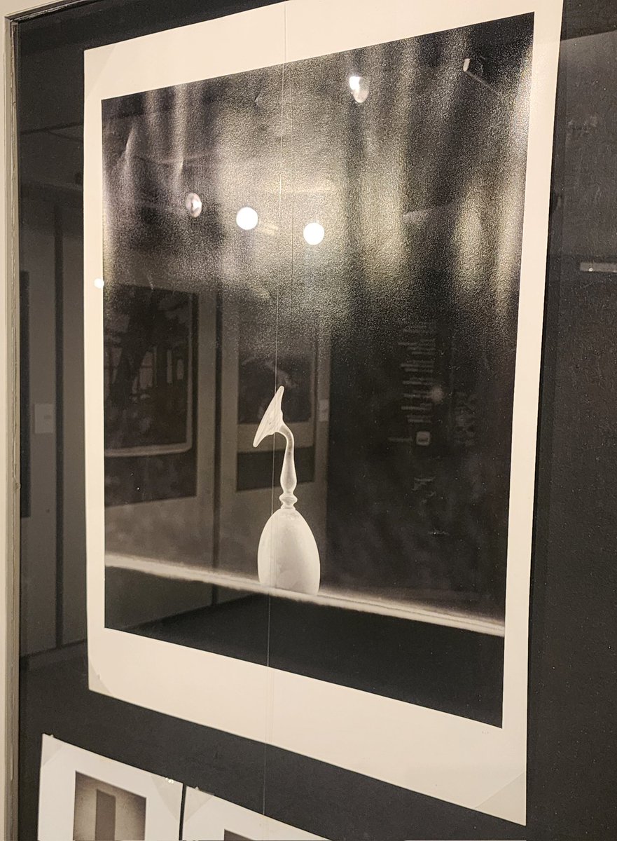 Ayer en el Museo del Barro vi una foto de Javier Medina Verdolini; una copa ahumada boca abajo con la base doblada y un fondo negrísimo. Una belleza. Tenía la fría delicadeza de una bailarina de ballet. 

Y entonces vi su cédula -Ycuá Bolaños- y entendí que calor produjo eso.