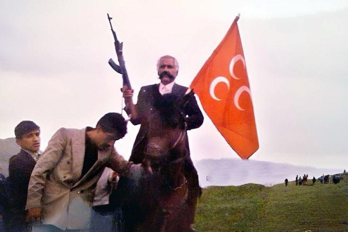 Sene 1993

Van, Erciş Türkçülük günü etkinliğinden ölümsüz bir kare.

Atın üstündeki vakur Türk, Bekiranlı Pala Agit. 

Aziz ve asil ruhu şad olsun.