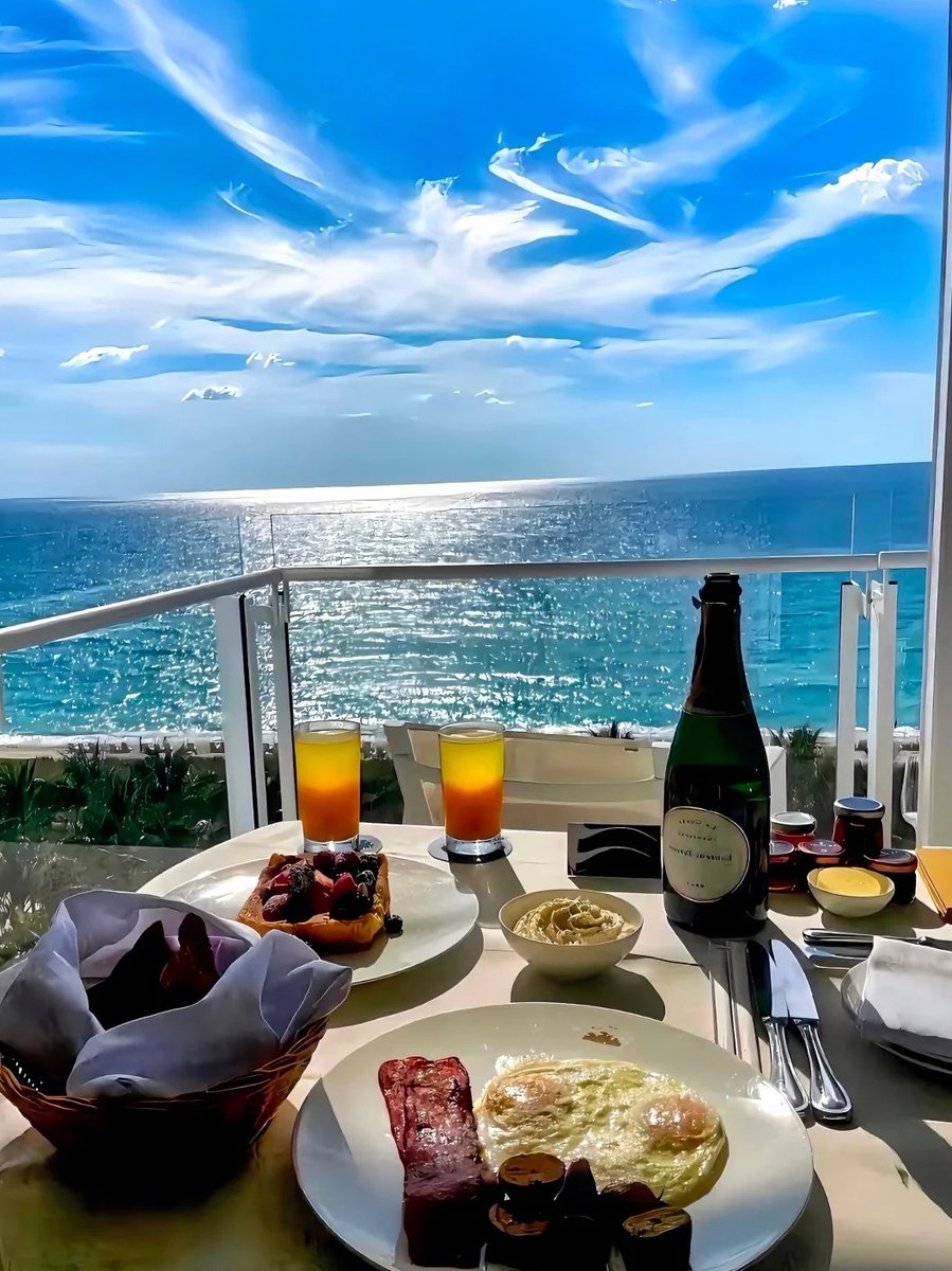 The air smelled of the salt of the sea, and the sun shone on the champagne and juice, as if time had stopped.