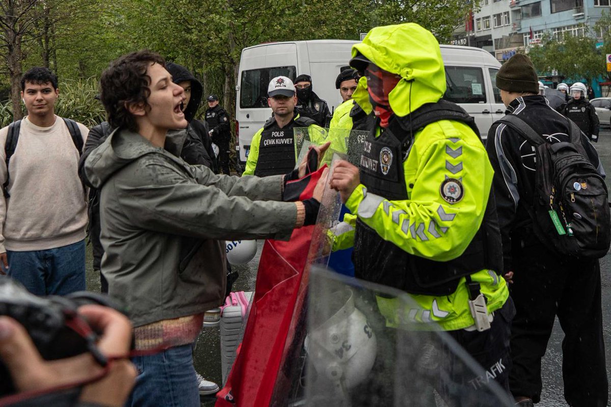 Hundreds detained on May Day in Istanbul as police block access to Taksim Square. Roads and public transport shut down. Still, hundereds defied the ban, 419 were detained during #mayday process in İstanbul, Turkey.