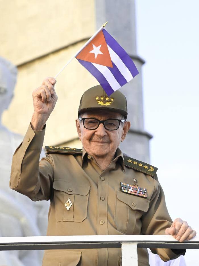 Raúl con el pie en el estribo.  #DePieYCombatiendo por #Cuba