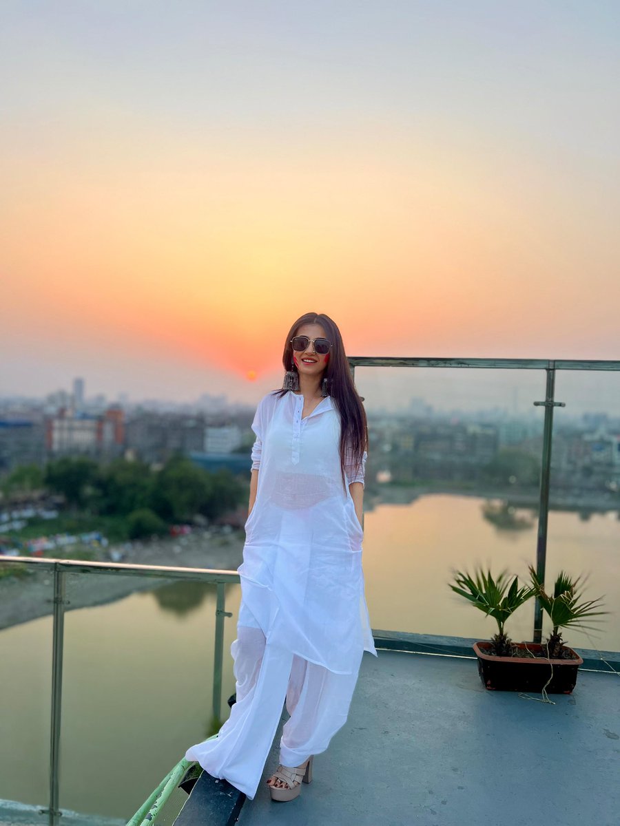 Sundowner like an orange...a little food...a little color...my dhoti...and some friendship... 😍