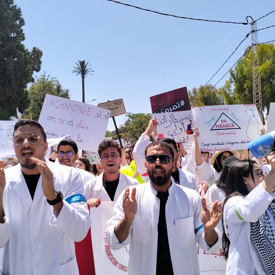 نفّذت اليوم الجمعة 2 ماي 2025 المنظمة التونسية للأطباء الشبّان يوم غضب وإضرابا عن العمل، تخللته وقفة احتجاجية داخل كلية الطب في تونس ومسيرة انطلقت من هناك في اتجاه وزارة الصحة، جَمعت مختلف طلبة كلّيات الطب في تونس.
وفي تصريح للمفكرة القانونية، تقول لجين دلهومي المكلفة بالإعلام في