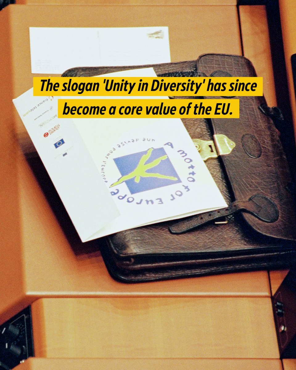 Europarl_EYE's tweet photo. #OnThisDay in 2000, the EU announced the winner of its “Slogan for Europe” competition, which saw 80,000 young people take part! 🙌
A Grand Jury led by Jacques Delors chose the winning entry - “United in Diversity.” 🇪🇺 https://t.co/jfrSpub8pL