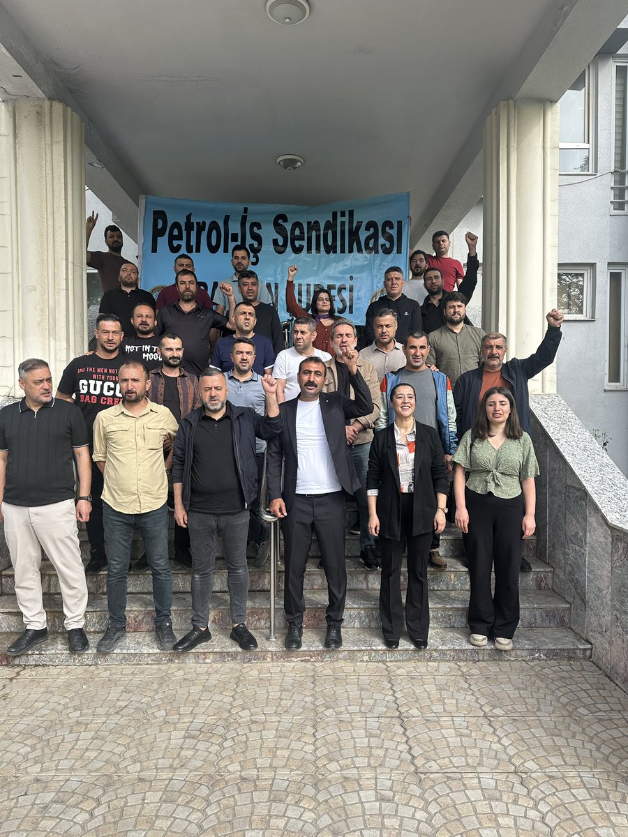 lokmanakkus72's tweet photo. EMEP Genel Başkan Yardımcısı ve Gaziantep Milletvekili Sayın Sevda Karaca, sendikamızın yeni yönetimine hayırlı olsun ziyaretinde bulunarak bizleri onurlandırdı. Ziyaret sırasında ayrıca Tüpraş işçilerimizin sürdürdüğü haklı eyleme desteğini açıkça ifade etti.

Sayın Karaca’nın hem sendikal mücadelemize hem de sahadaki direnişimize verdiği destek, bizler için son derece kıymetlidir. Bu dayanışma, işçi sınıfının birliği ve ortak mücadelesi açısından büyük bir anlam taşımaktadır.

Yeni yönetimimizle birlikte, örgütlü gücümüzü büyüterek işçilerin haklarını savunmaya devam edeceğiz. Sayın Karaca’ya ziyareti ve desteği için teşekkür ediyoruz.

Petrol-İş olarak emeğin ve direnişin tarafındayız. Kazanana kadar mücadeleye devam!