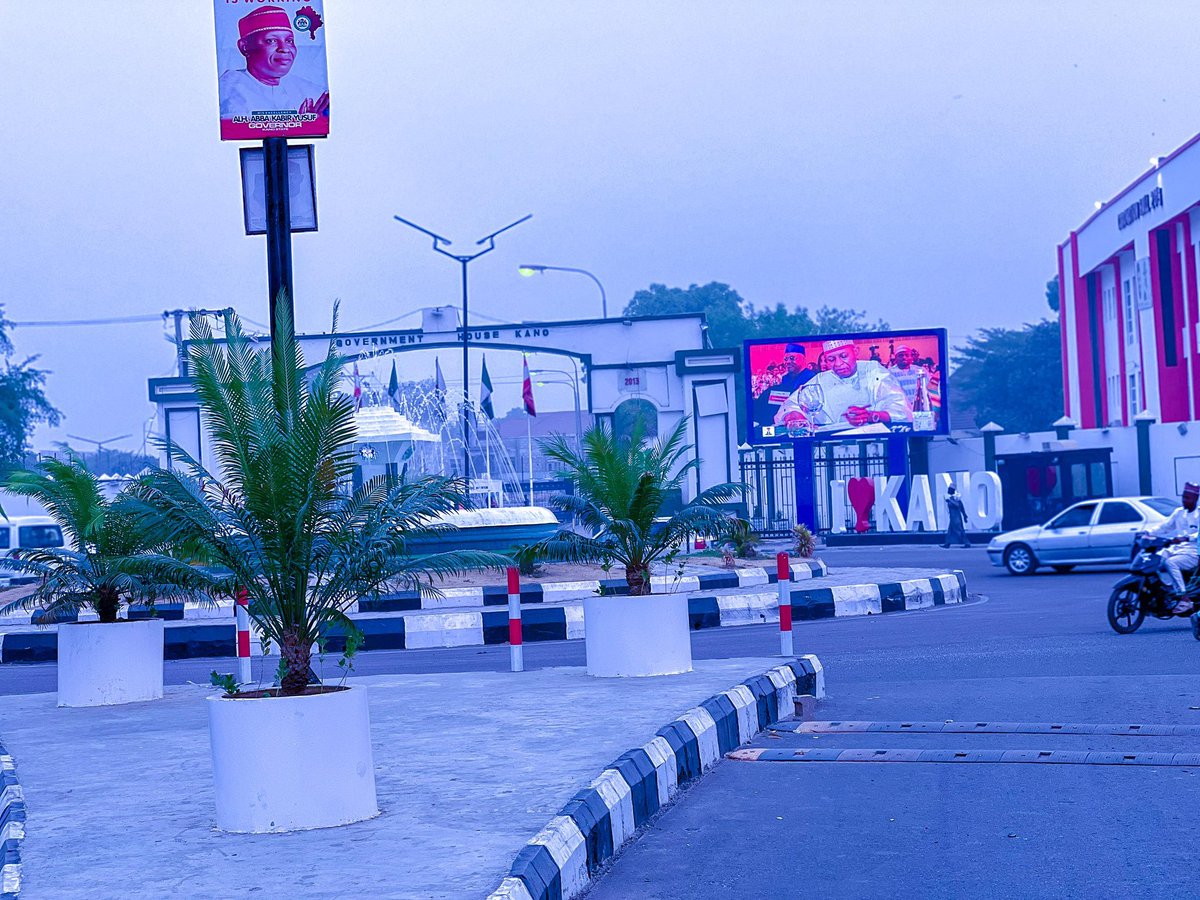 ibrahimado__'s tweet image. Alhamdulillah.
Lodge Road after reconstruction and dualization by Gov. Abba K Yusuf. This is the expected appearance of Kano roads upon completion of the Urban Renewal project.

#AbbaIsWorking. 
#MakeKanoGreen.