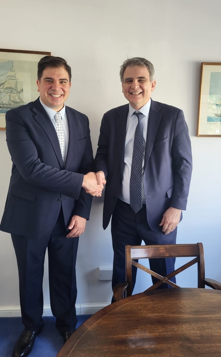 Greece in UK tweet media