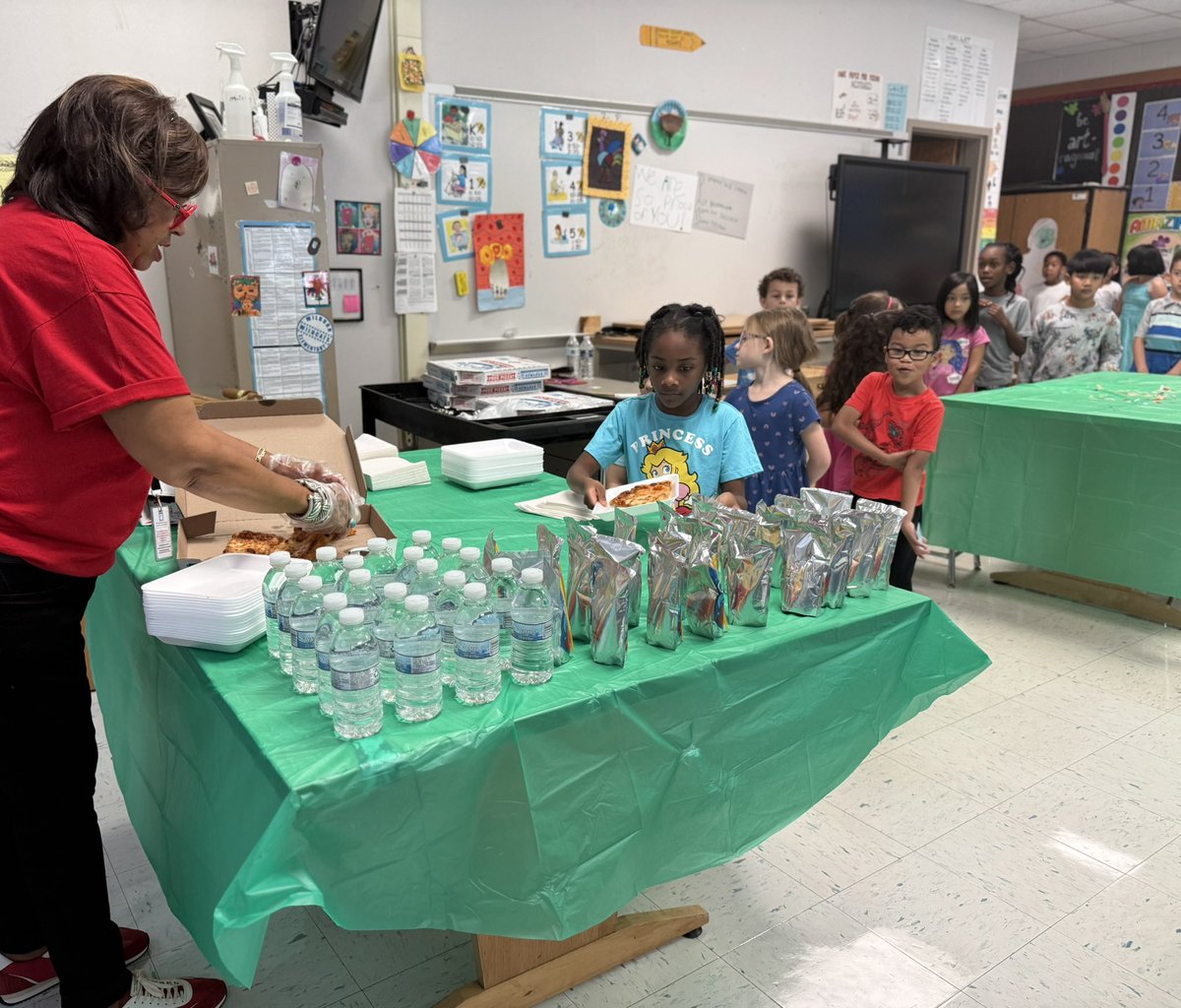 🍕#Wilburnproud to celebrate our students showing excellence in their Habits of Character!

🍕Pizza with the Principal was a hit!
