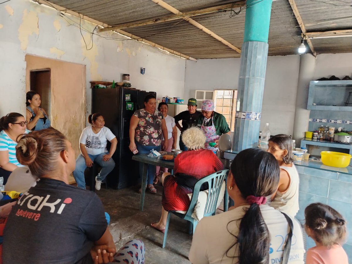 imceceducacion's tweet photo. 20 marabinas del sector el progreso, parroquia Cristo de Aranza, se capacitaron mediante el taller de repostería básica, dictado por nuestra Gerencia de Educación para el Trabajo. https://t.co/iaWJDqpr5V
