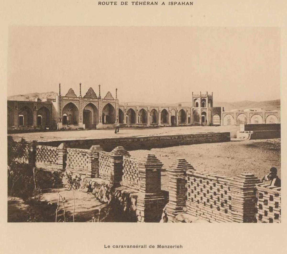 #عکاسی

📍کاروانسرای منظریه قم

⌛️حدود سال ۱۸۹۸-۱۹۰۷ میلادی

📘 منبع: کتاب «سفرنامه از خراسان تا بختیاری»، اثر هانری رنه دالمانی