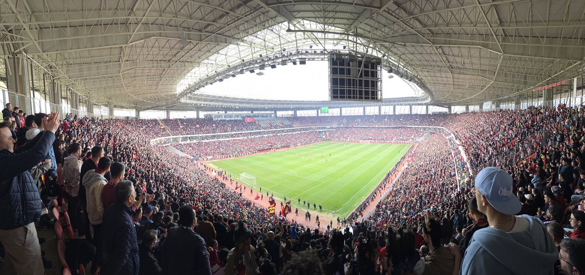 24 saat içinde dönen komplo camianın motivasyonunu bozmaya yönelik yapılıyor. Onlar da biliyor ki tüm ipler Eskişehirspor'un elinde. Şimdi daha çok kenetlenme vakti!