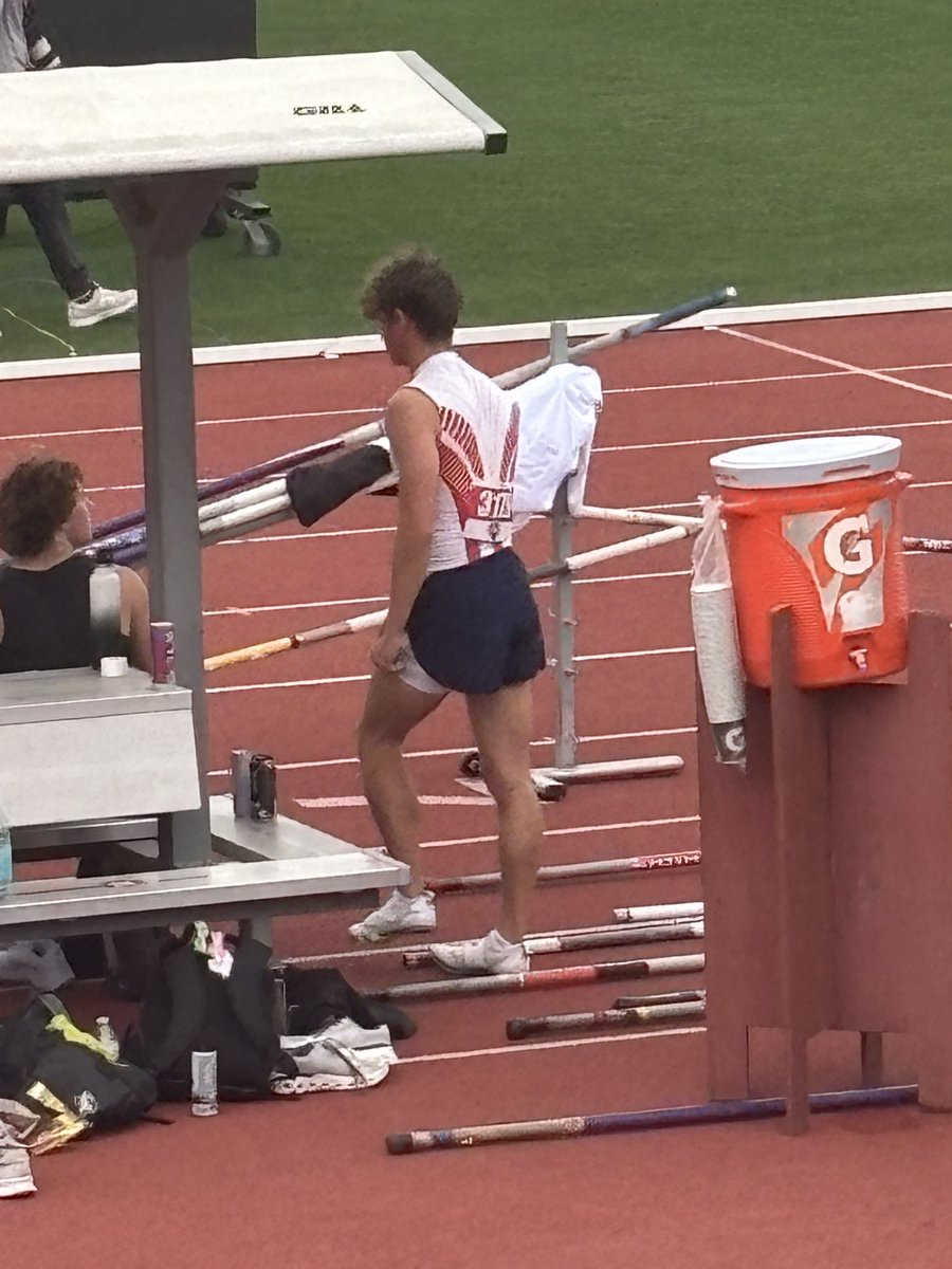 Congratulations to Matthew Harber for his stellar career as a Bulldog! He finishes at the State meet in 5th place and with a new PR of 15’6”! We are proud of you and how you represented the DAWGS!