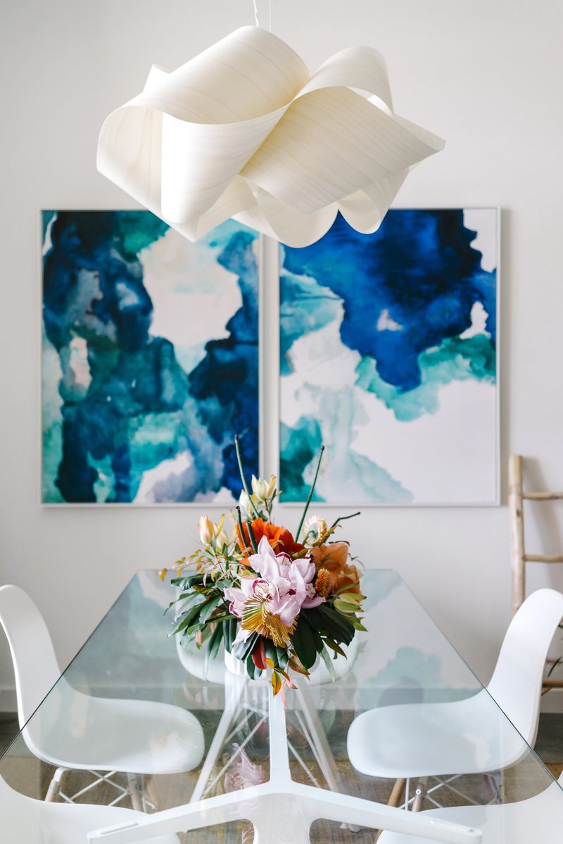 Iconic mid-century modern minimalism—reimagined for today. 

This dining room by Austin's Breathe Design Studio exudes a serene, curated restraint: neutral tones, sculptural lighting, and art that quietly commands attention.

bit.ly/4lSZ2DP