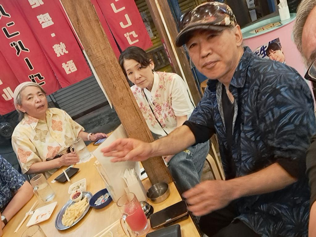 昨晩は豊岡マッシー氏のライブ。
一昨年の三線物語は沖縄100年の歴史を語る感動の超大作だった。
今回も鬼大城や耳切坊主等の歴史物を披露。語り/唄/演奏のみならず独自のタッチの映像も素晴らしい。感性も芸も一段上のアーチストなのだ。
打上げでこの芸に彼も好きなプログレ要素の付加をお願いした。