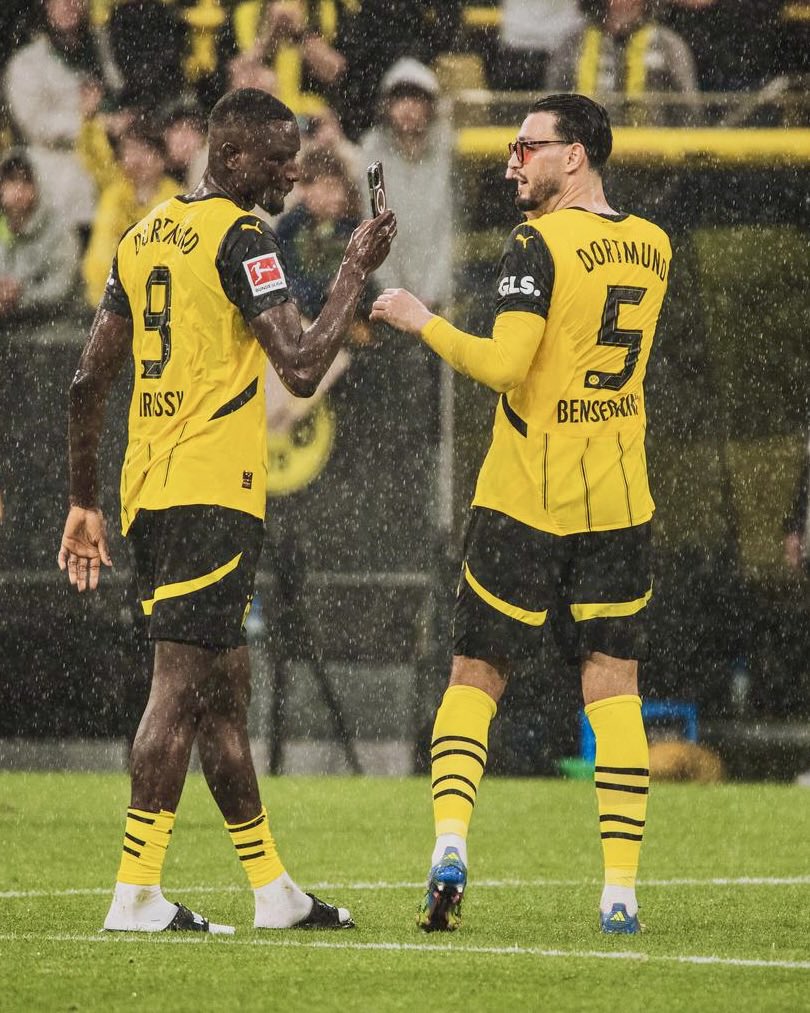 team spirit 💯😎 <a href="/BVB/">Borussia Dortmund</a>