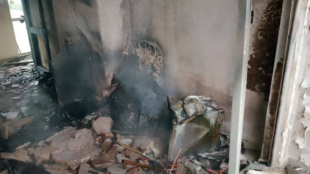 Unidades de Bomberos de #Yopal atendieron un incendio estructural en la carrera 30 con calle 15 (parte posterior a Unicentro), dónde una habitación resultó afectada.

Debido a la pronta reacción, se evitó que el incendio se propagara.