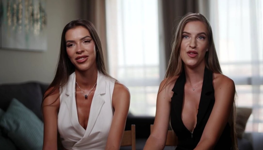 🔴 ÚLTIMA HORA #GranHermano19 

Lucia Rolek hace escasos minutos en un LIVE en su cuenta de TikTok, confesaba que Silvia Rolek realmente no es su hermana, pero tiene firmado un contrato con Telecinco durante dos años donde debe mantener silencio.

Minutos después cerró el LIVE.