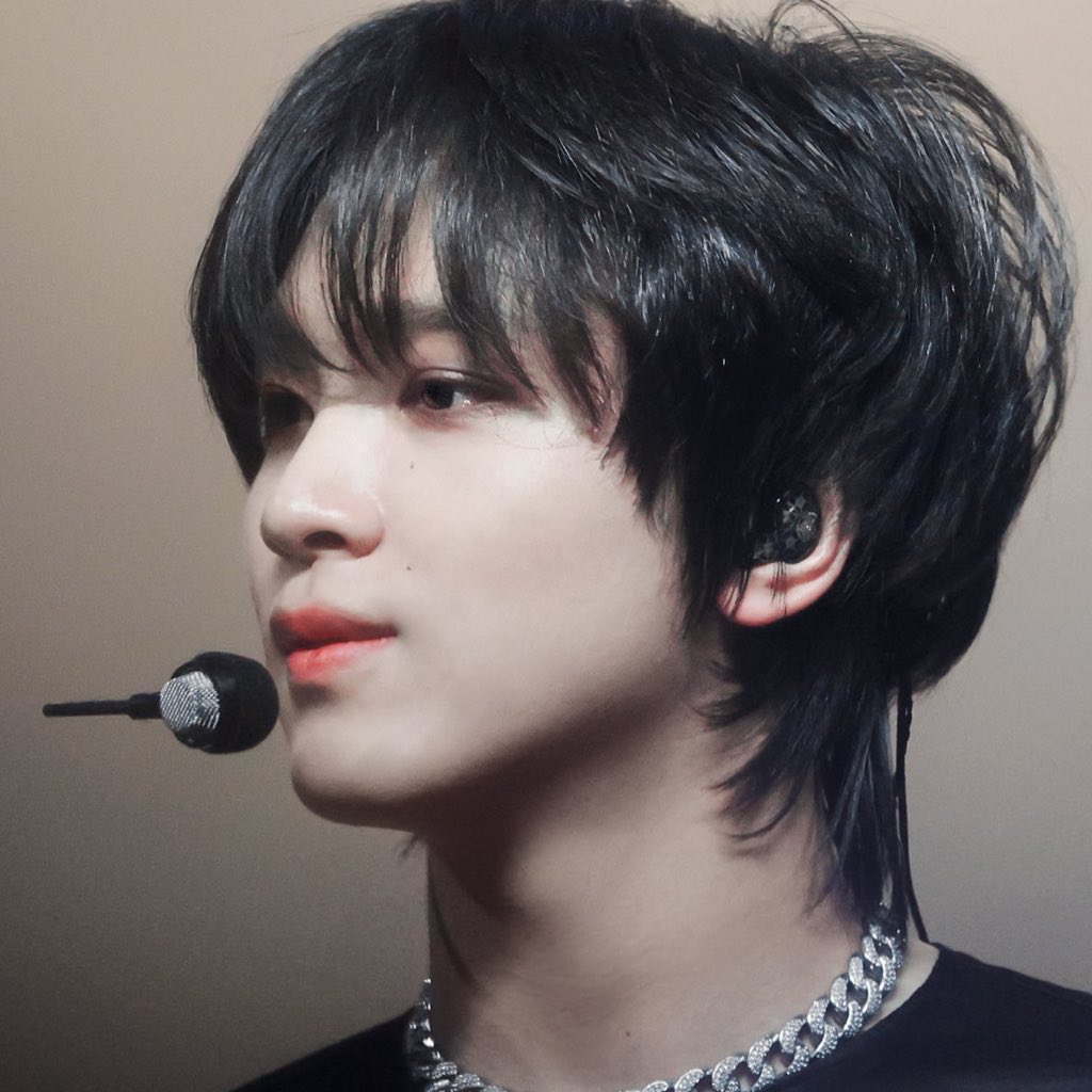 whoever said haechan does not look good with mullet deserves jail big time… cause he’s looking too damn fine 😮‍💨