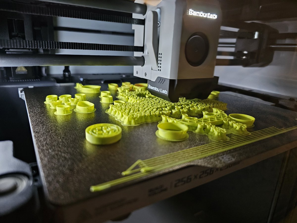 SaberToofGoof's tweet image. Now what could I be printing that takes up the ENTIRE build plate of an X1C?
@PatsoCatso
#Blockwar #bambulab #x1c #bambulabx1c #3DPrinting #microcenter #inland