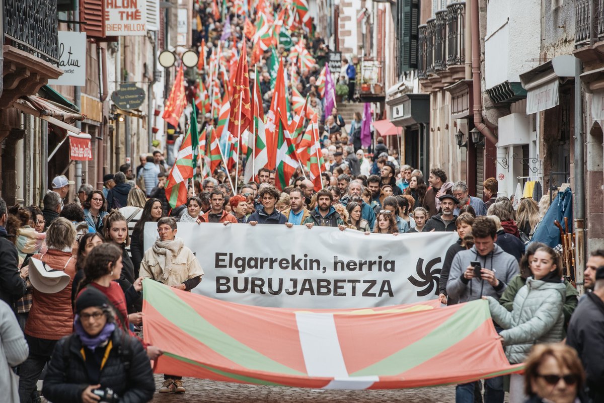 sortuEH's tweet photo. Milaka lagun elkartu gara gaur Iruñean eta Donibane Garazin, 2025eko Aberri Egunean.

✊🏼Aturritik Ebrora, iparraldetik hegoaldera, eta ekialdetik mendebaldera: askatasunaren #NazioaGara, eta nazio orori bezalaxe gure etorkizun politikoa erabakitzeko eskubidea zor zaigu. https://t.co/Ht8rURdA7M