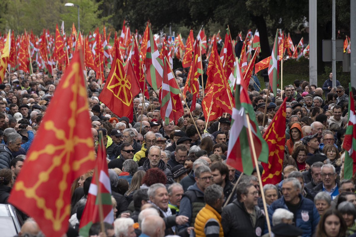 sortuEH's tweet photo. Milaka lagun elkartu gara gaur Iruñean eta Donibane Garazin, 2025eko Aberri Egunean.

✊🏼Aturritik Ebrora, iparraldetik hegoaldera, eta ekialdetik mendebaldera: askatasunaren #NazioaGara, eta nazio orori bezalaxe gure etorkizun politikoa erabakitzeko eskubidea zor zaigu. https://t.co/Ht8rURdA7M