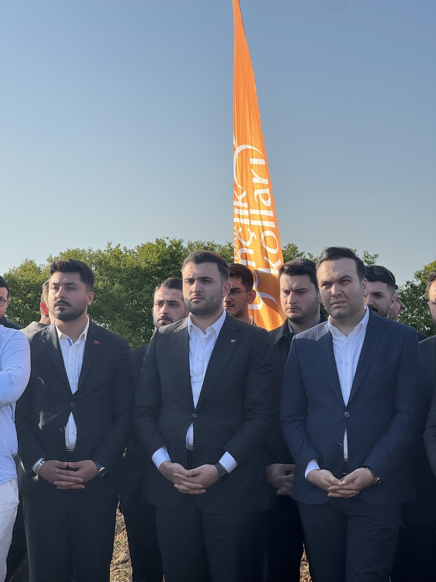 tuzlaakgenclik's tweet photo. Genel Merkez Gençlik Kolları Başkanımız @avyusufibis , İstanbul Milletvekilimiz @yahyacelik34 ve İstanbul Gençlik Kolları Başkanımız @nevzatyuce ’nin katılımlarıyla gerçekleştirilen @akgenc_uskudar Hatıra Ormanı ve Fidan Dikim Programında fidanlarımızı toprakla buluşturduk. https://t.co/sbQAgHGXD1